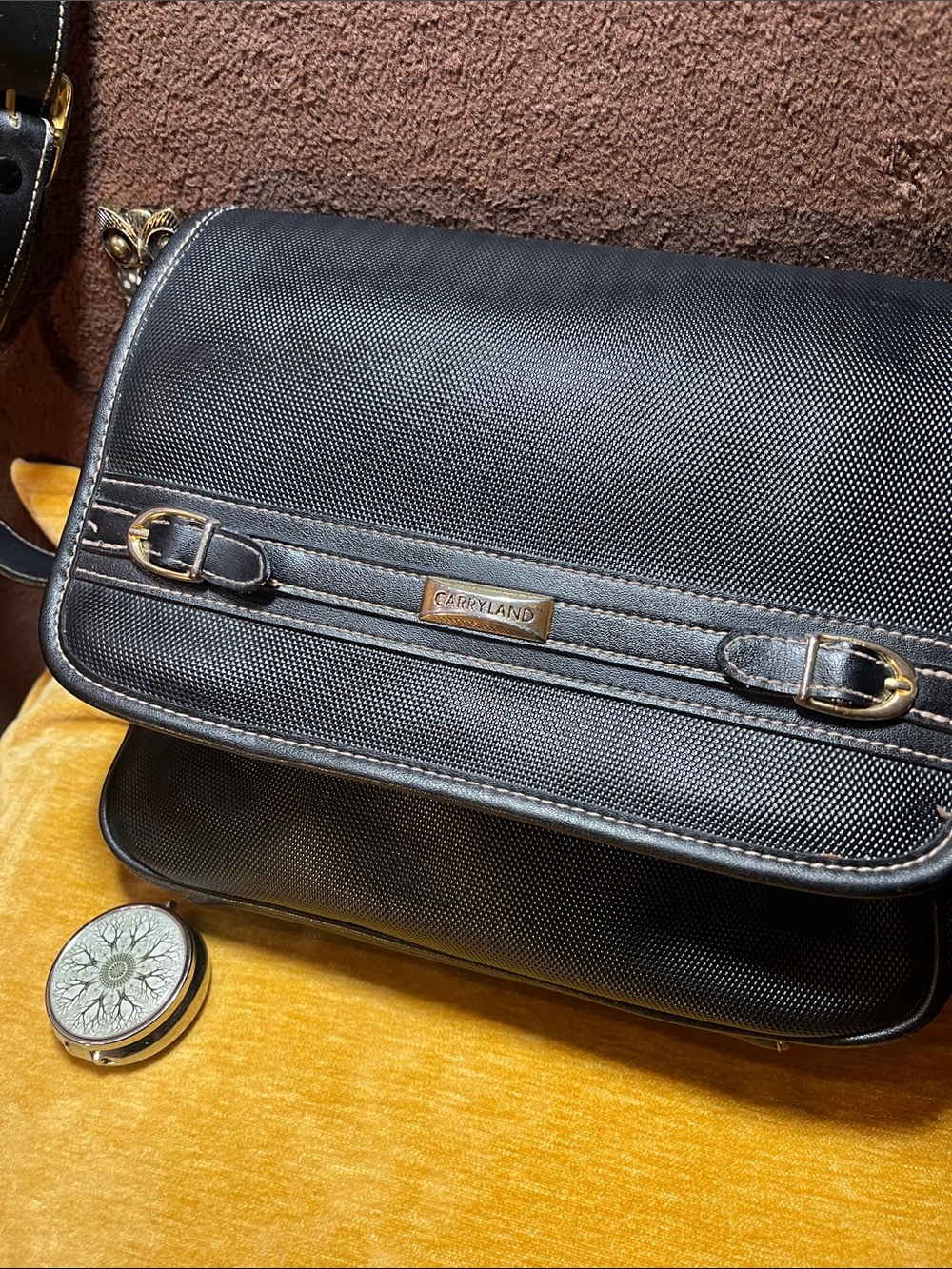 VINTAGE Carryland Black Men's Messenger Bag with Textured Finish